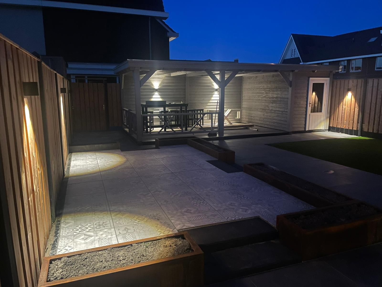Sfeervolle verlichting bij een terras en overkapping