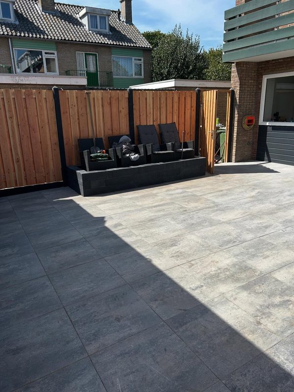 Complete tuinrenovatie met betonschutting — foto 1