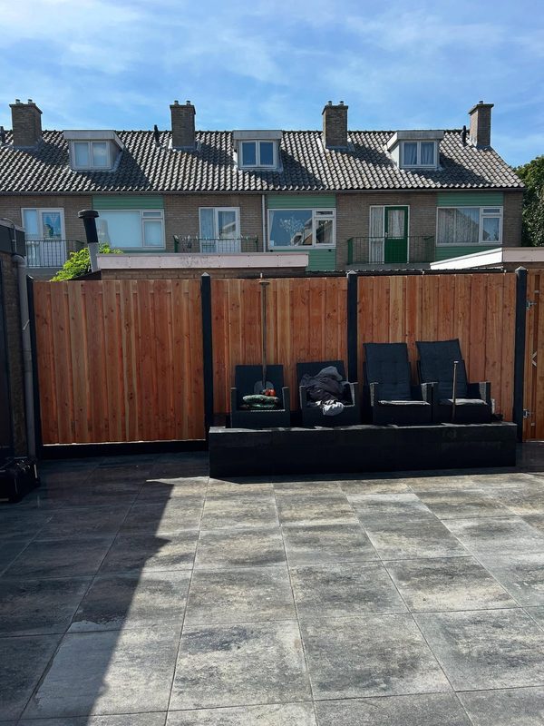 Complete tuinrenovatie met betonschutting — foto 3