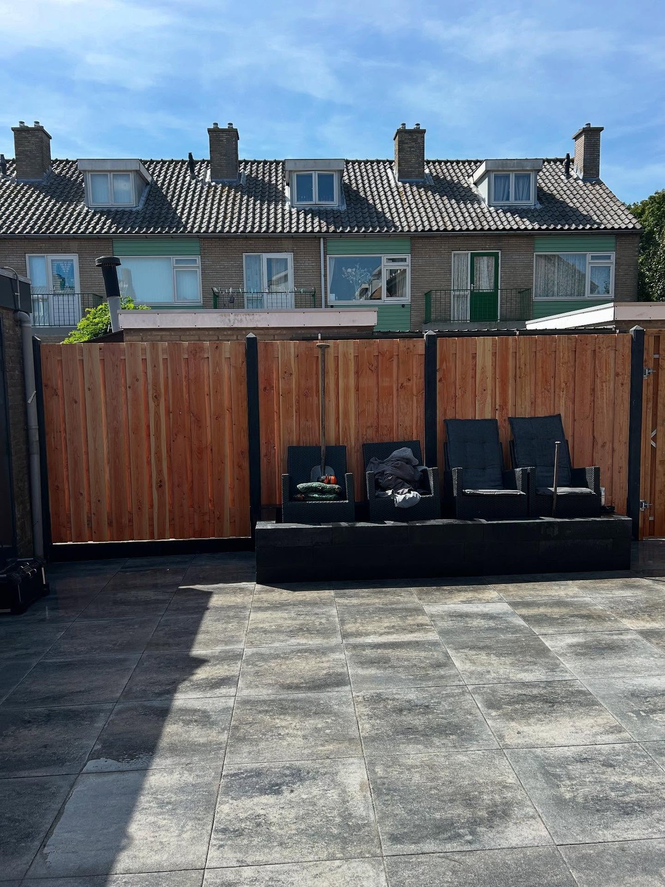 Complete tuinrenovatie met betonschutting — foto 3