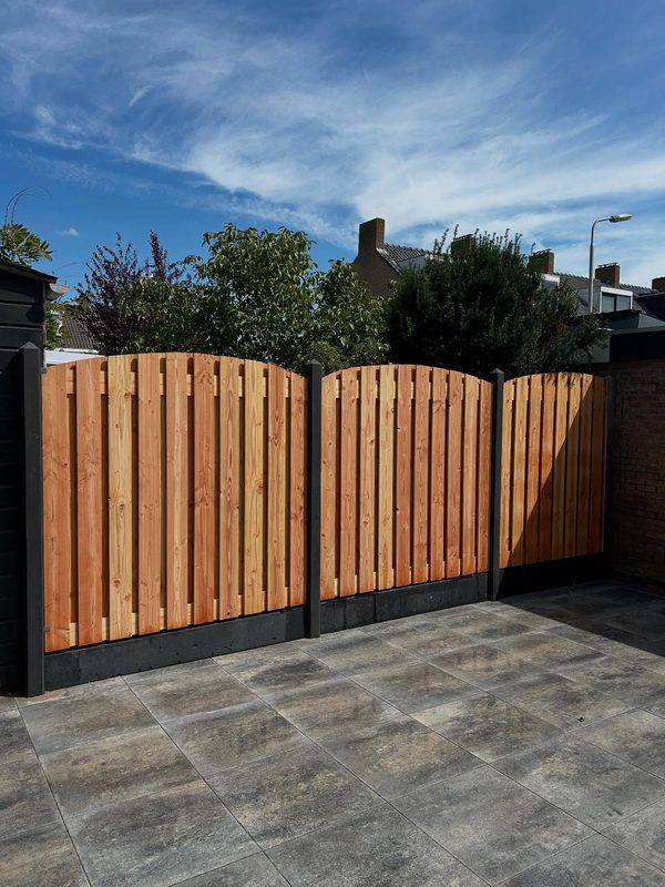Complete tuinrenovatie met betonschutting — foto 4