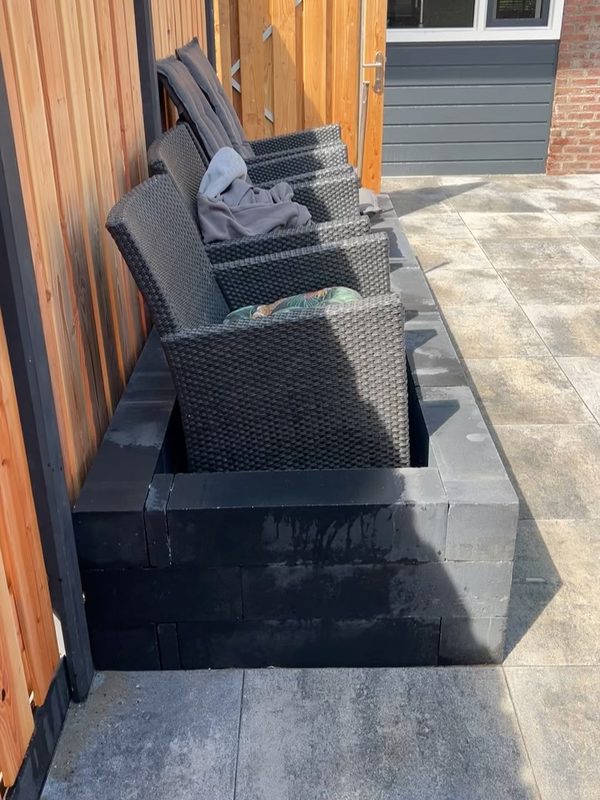 Complete tuinrenovatie met betonschutting — videostill 5