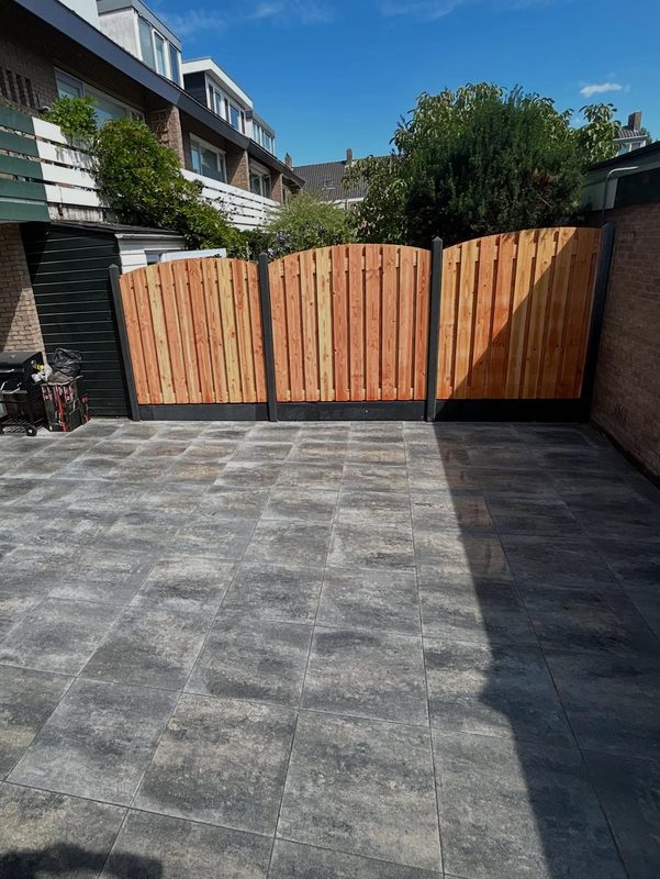 Complete tuinrenovatie met betonschutting — foto 6