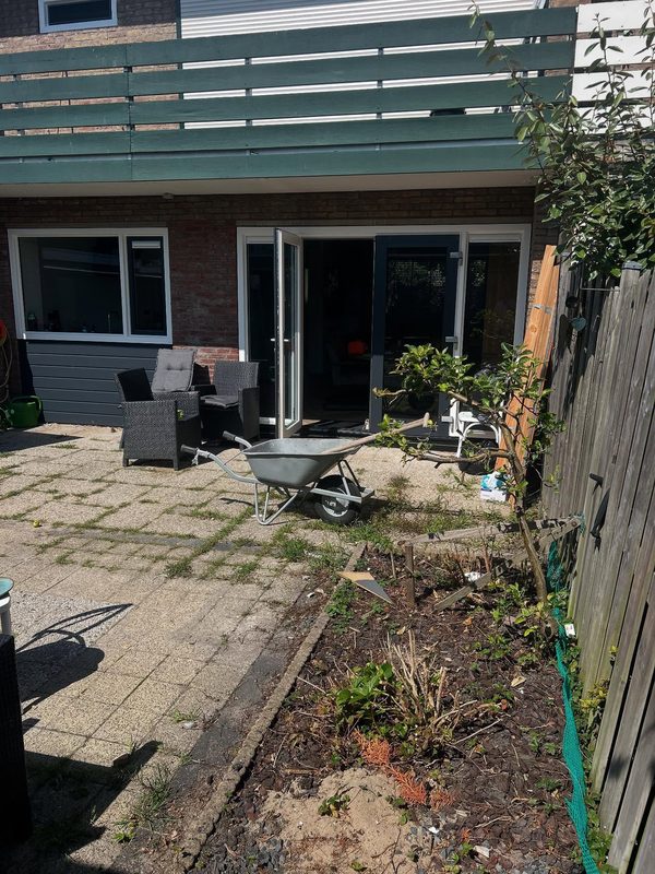 Complete tuinrenovatie met betonschutting — foto 9