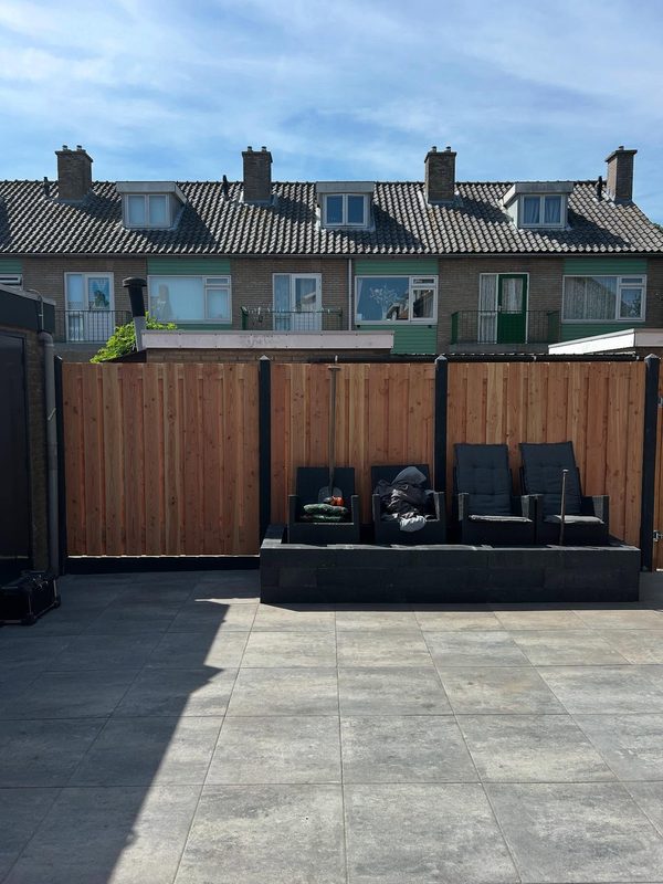 Complete tuinrenovatie met betonschutting — foto 10
