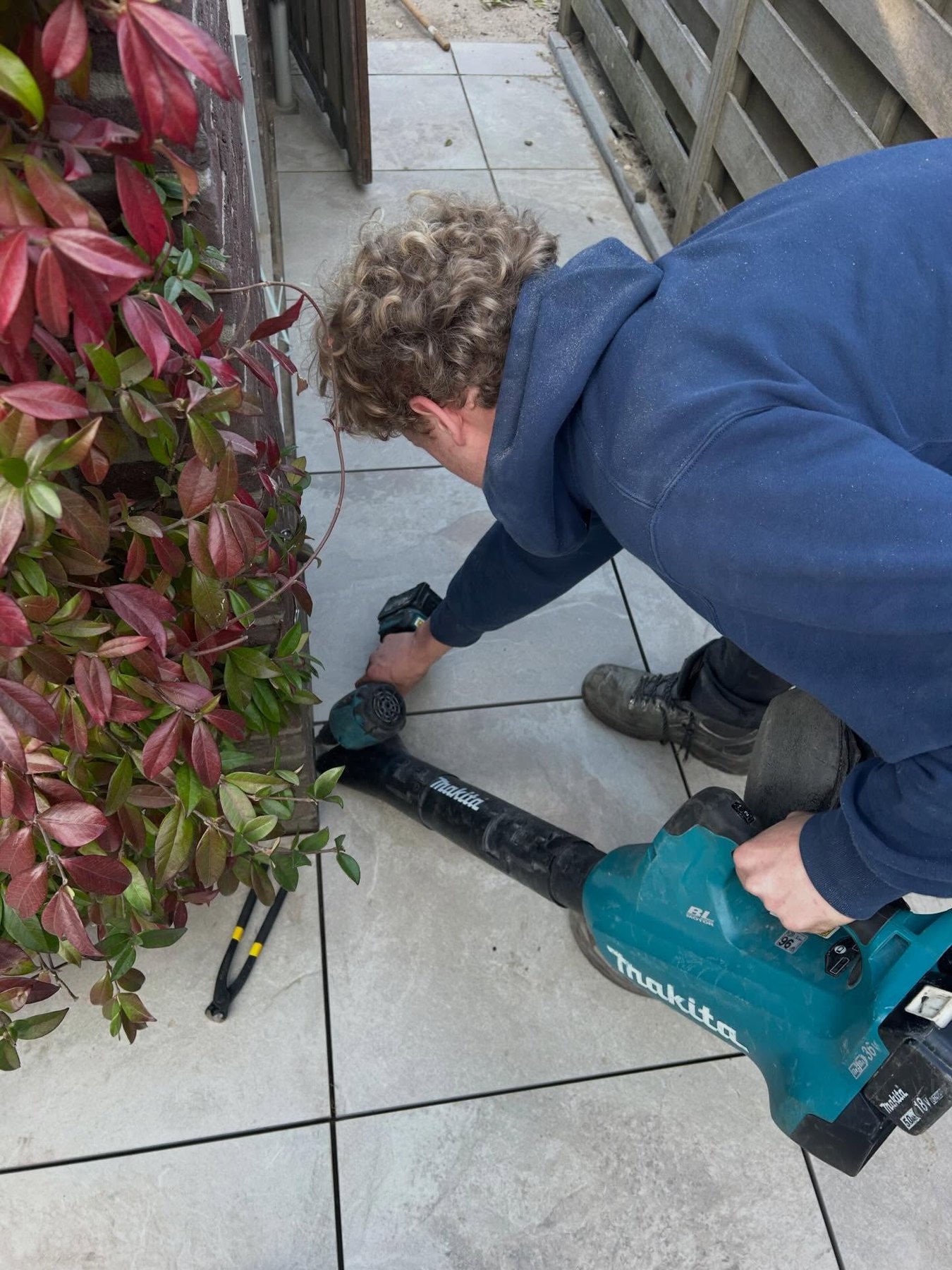 Een vakman maakt bestrating op maat tijdens het project in Zoetermeer
